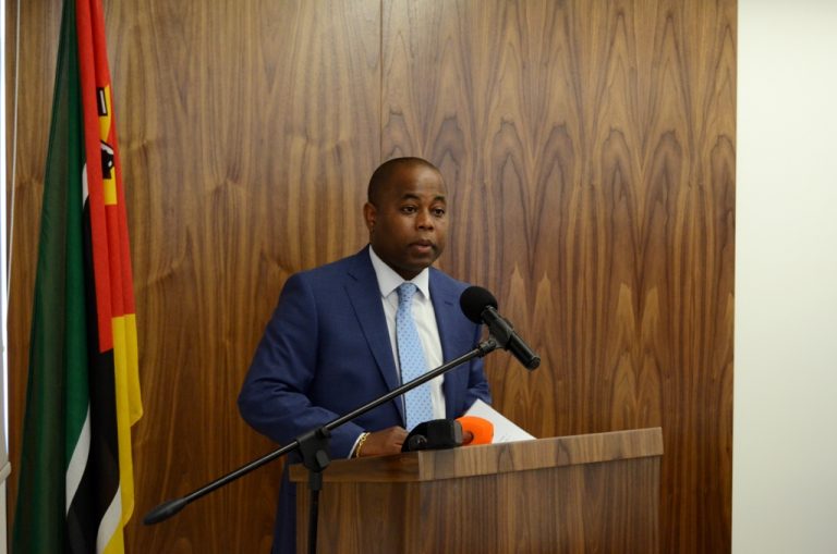 Secretario do Estado da Juventude e Desporto, Oswaldo Petersburgo, falando na cerimonia da entrega oficial do donativo da Grécia, para apoiar acções de formação vocacional e criação de postos de emprego para os jovens da Província de Cabo Delgado, entregues pelo Ministro dos negócios estrangeiros da Grécia, Nikos Dendias, no âmbito da sua visita oficial a Moçambique. Foto de Santos Vilanculos