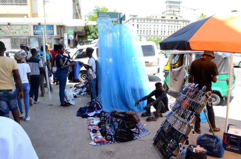 Venda Informal nos passeios da zona Baixa na Cidade de Maputo. Foto de Santos Vilanculos (4)