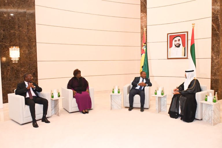 Presidente da República, Filipe Nyusi, acompanhado pela sua esposa Isaura Nyusi, na sua chegada aos Emirados Árabes Unidos no âmbito da sua visita de trabalho. Imagem cedida pelo GIPR (2)