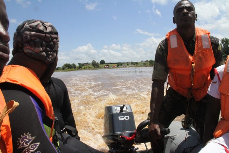 Equipas de salvamento na busca de vitimas das cheias em Boane na Provincia de Maputo.