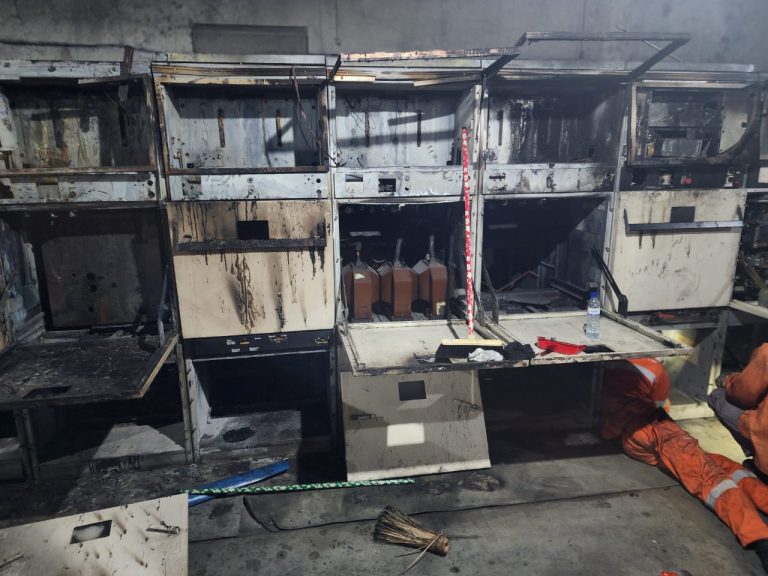 DESTRUICAO NA SALA DE COMANDO DA EM