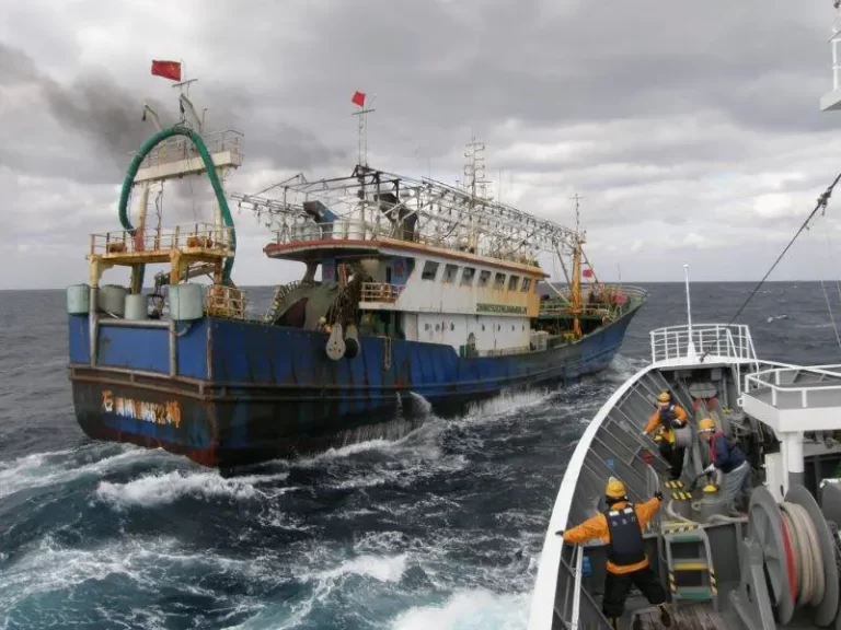 japanese-fisheries-patrol-boat-and-chinese-illegal-fishing-boat