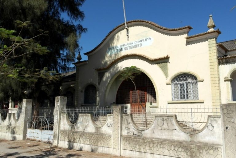 Embaixada do Congo doa material didáctico à escola primária completa 7 de setembro