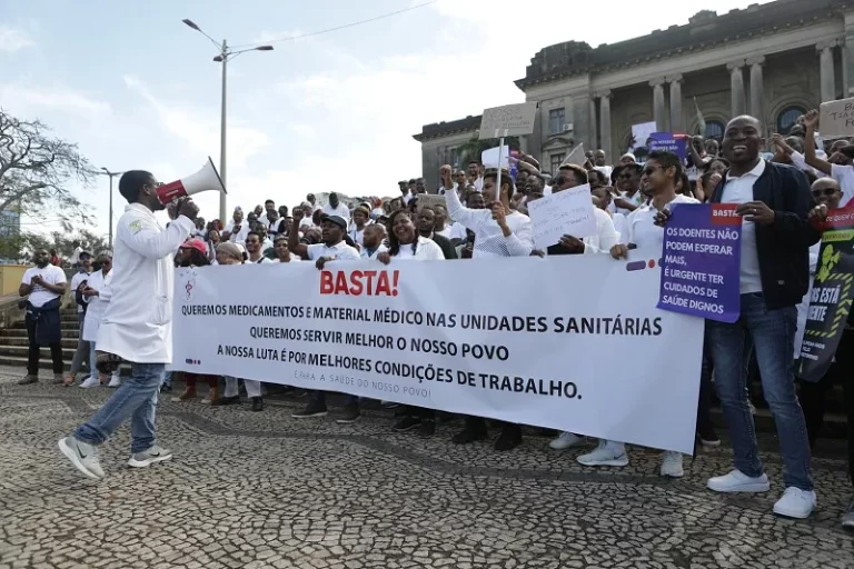 Medicos-dizem-que-vao-continuar-a-exercer-o-direito-a-greve-jpg