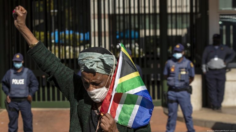 Protestos-Africa-do-Sul_Easy-Resize.com_