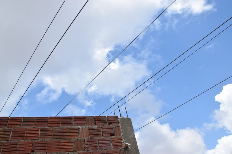 casas debaixo da linha elecrica -EDM