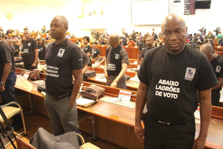 protesto da Renamo no parlamento