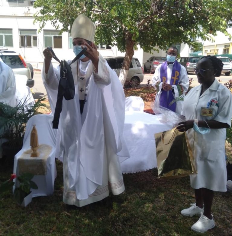 Padre Dom Carlos da Igreja Católica celebra missa do doente no HCM