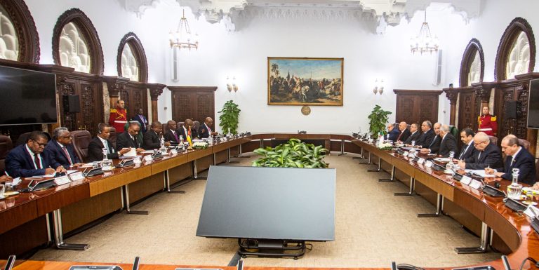 CONVERSACOES ENTRE AS DELEGACOES DE MOCAMBIQUE E ARGELIA