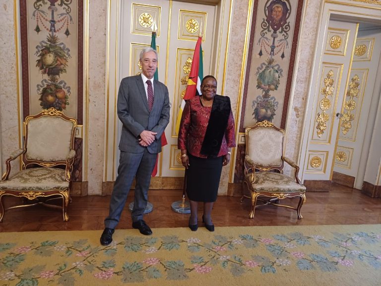Ministra os Negócios Estrangeiros e Cooperação de Moçambique, Verónica Macamo, com homólogo português, João Gomes Cravinho