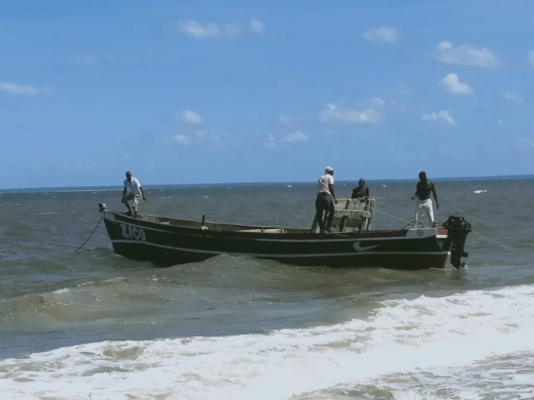 BARCO NAUFRAGADO NA ILHA DE MOCAMBIQUE