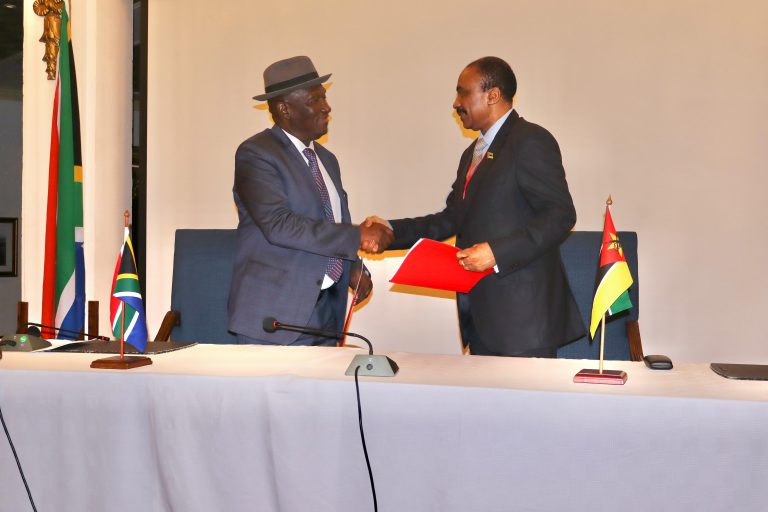 MINISTRO DO INTERIOR DE MOCAMBIQUE E SEU HOMOLOG DA AFRICA DO SUL
