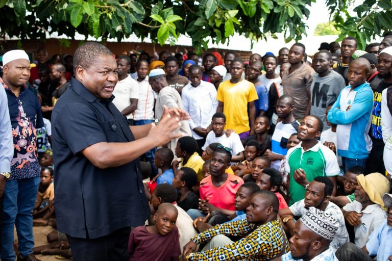 Nyusi dialoga com populacao de Lunga