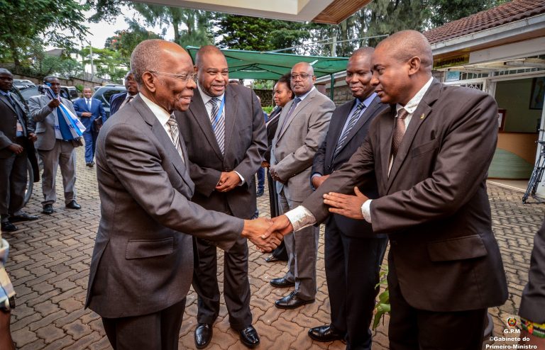 Primeiro-ministro, Adriano Maleiane (a esquerda), chega ao Alto Comissariado de Moçambique em NairobiPM chega ao Alto Comissariado de Mocambique no Quenia 2