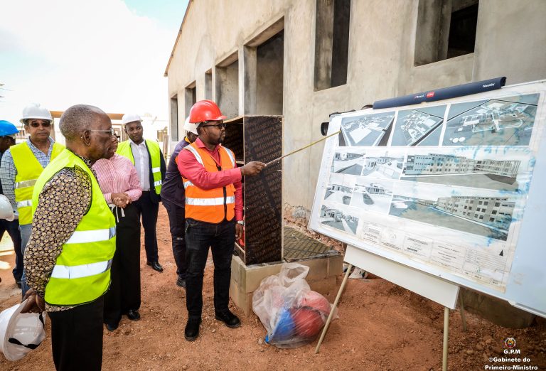 PM Visita as obras do Hospital Geral de Nampula (2)