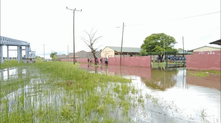 Escola inundada