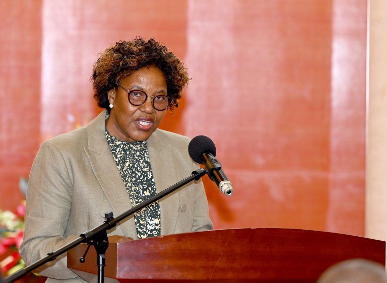 Ministra da Administracão Estatal e Funcão Pública, Ana Comuana