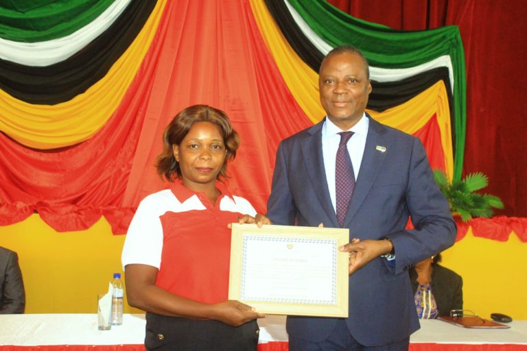 Secretario de Estado distingue funcionaria do Estado ditinguida pelo seu desempenho