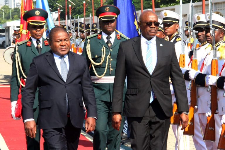 Presidente Moçambicano, Filipe Nyusi, (esquerda) e seu homólogo do Botswana, Mokgweetsi Masisi