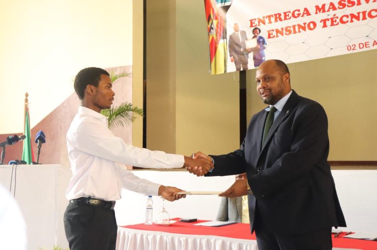 secretario de estado Mety Gondola entrega certificados