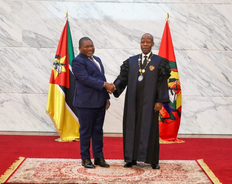 Presidente da República, Filipe Nyusi (esquerda), confere posse ao Presidente do Tribunal Supremo (TS), Adelino Muchanga