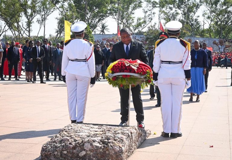 Presidente da Republica deposita uma coroa de flores na Praca dos Herois