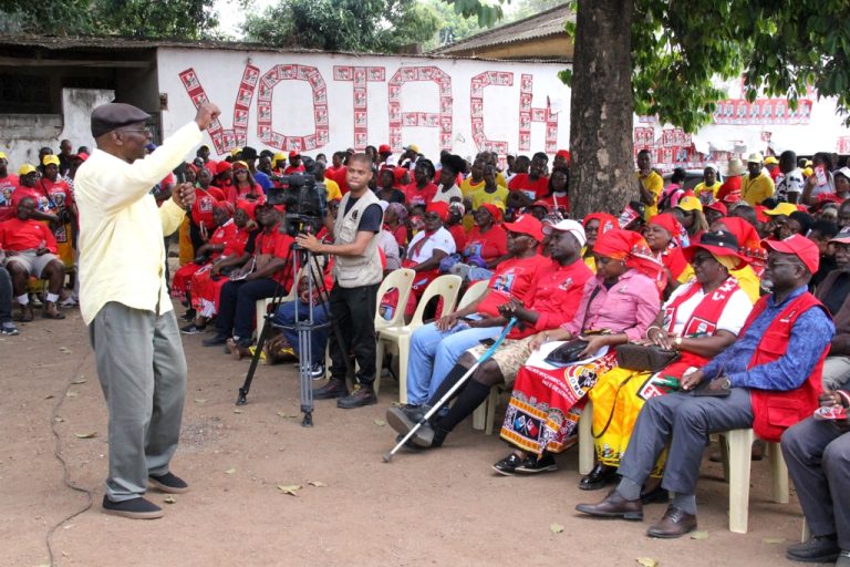 chefe adjunto da brigada central de assistência a província de Maputo e membro da Comissão Política da Frelimo, Tomás Salomão