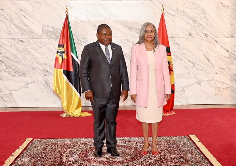 Presidente da Republica, Filipe Nyusi, com a embaixadora da Republica Dominicana