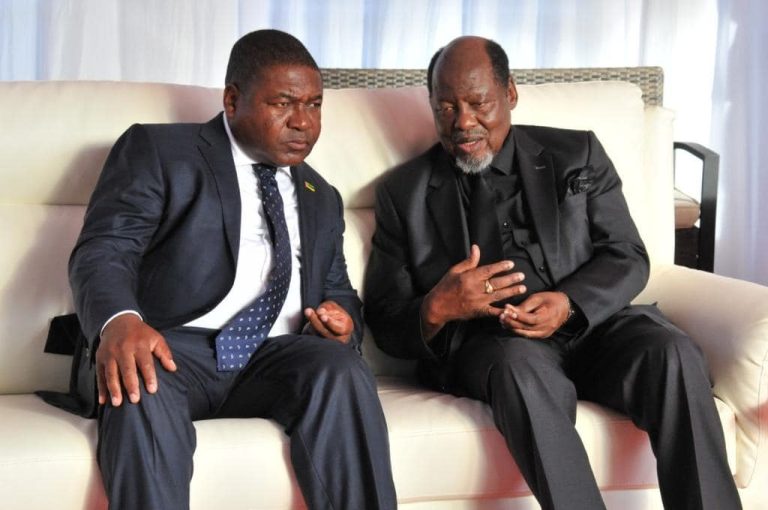 Presidente da República, Filipe Nyusi (esquerda) e antigo estadista moçambicano, Joaquim Chissano