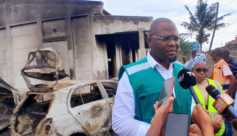 Edil de Maputo, Rasaque Manhique, visita infraestruturas vandalizadas