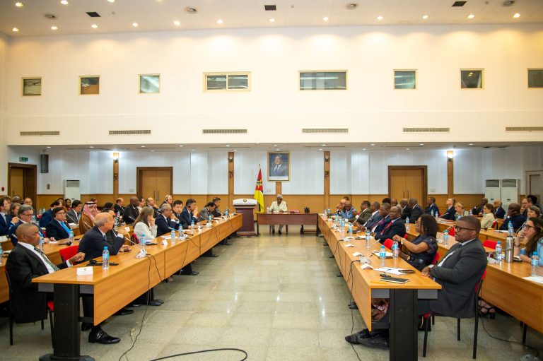 Ministra dos Negócios Estrangeiros e Cooperação, Verónica Macamo, reúne-se com membros do corpo diplomático acreditados em Moçambique
