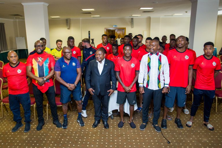 Presidente da Republica, Filipe Nyusi, com a Seleccao Nacional de Futebol Os Mambas