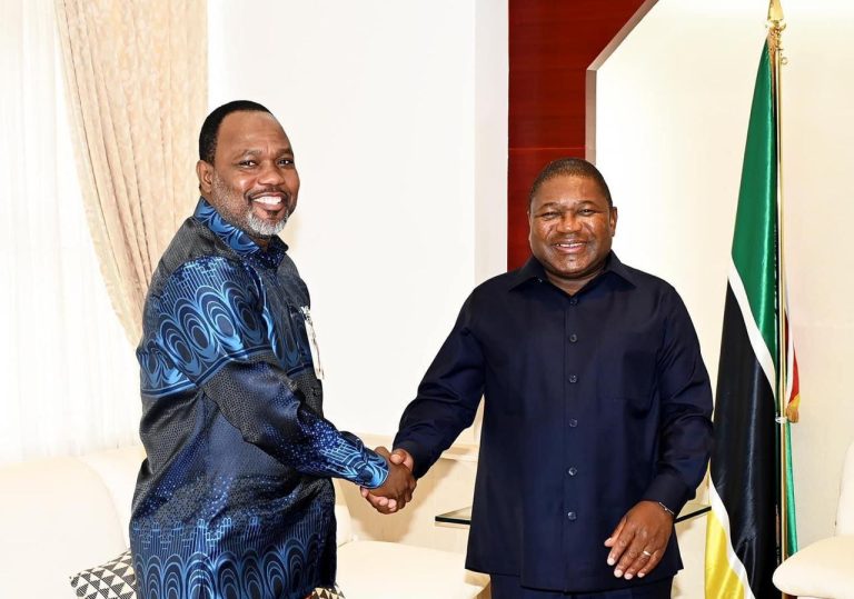 Presidente moçambicano, Filipe Nyusi (direita), recebe em encontro de cortesia dono da Igreja Ministério Divina Esperança, Apóstolo Luís Fole