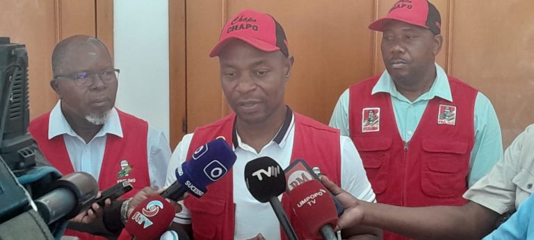 Primeiro Secretário da Frelimo para a Cidade de Maputo, António Niquice, no primeiro plano