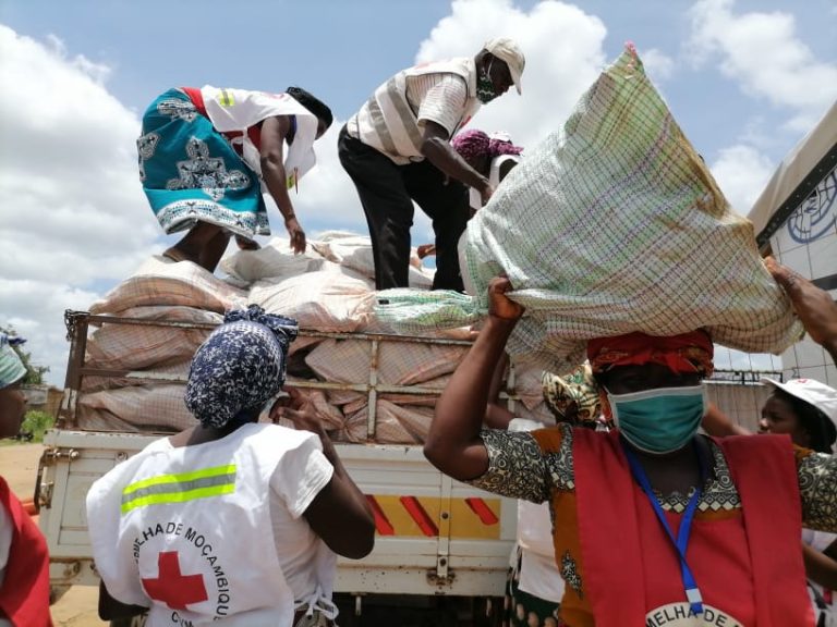 Cruz Vermelha assiste pessoas necessitadas em Mocambique