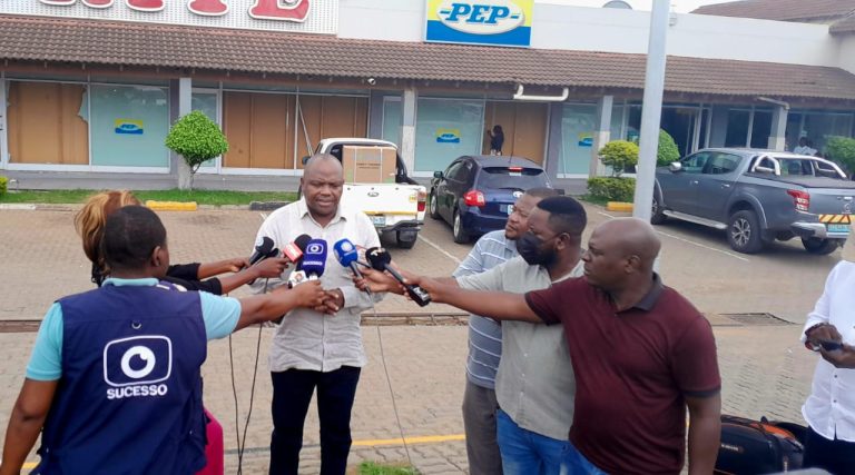 Ministro da Industria e Comercio fala a imprensa apos visita ao Shoprite