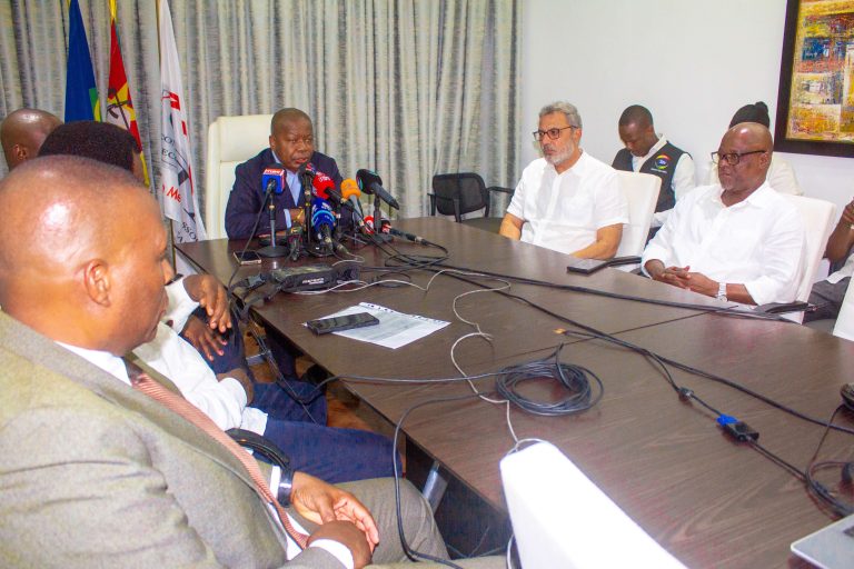 Presidente da CTA, Agostinho Vuma, fala em conferencia de imprensa