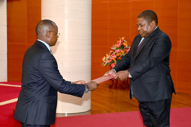 Presidente da República, Filipe Nyusi (direita) confere posse ao recém-nomeado Procurador-Geral da República, Américo Letela