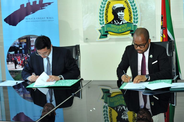Assinatura do acordo de cooperação entre a Africa Great Wall Mining Development (AGWMD) e Universidade Eduardo Mondlane (UEM) Moçambique.