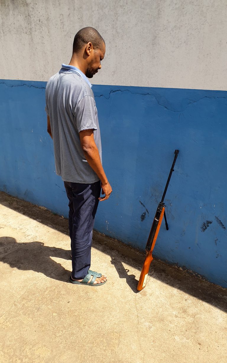 Cidadao detido quando tentava vender arma