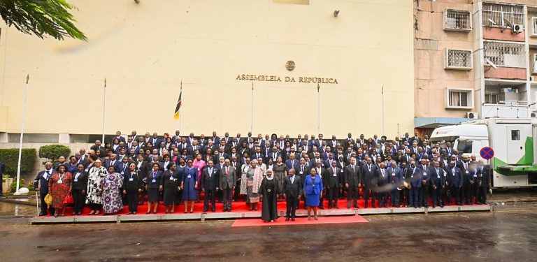 Foto família da cerimónia de investidura dos deputados da X Legislatura da Assembleia da República. Presidente da República no centro