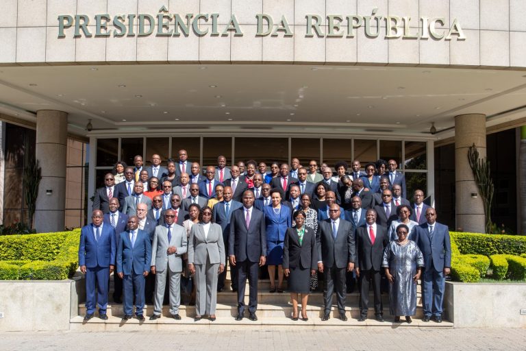 Foto família. Presidente da República, Daniel Chapo, e os chefes das missões diplomáticas e consulares de Moçambique no estrangeiro