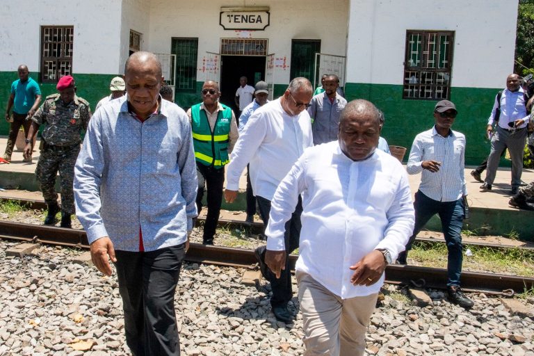 PR Nyusi visita Estacao Ferroviaria de Tenga
