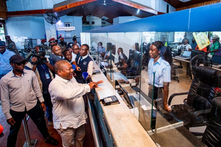 Pesidente Filipe Nyusi visita fronteira de Ressano Garcia