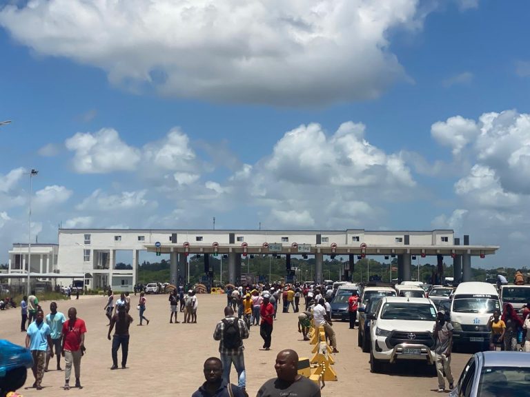 Portagem do distrito Municipal da Ka Tembe. Residentes forçados a caminhar por bloqueio da circulação