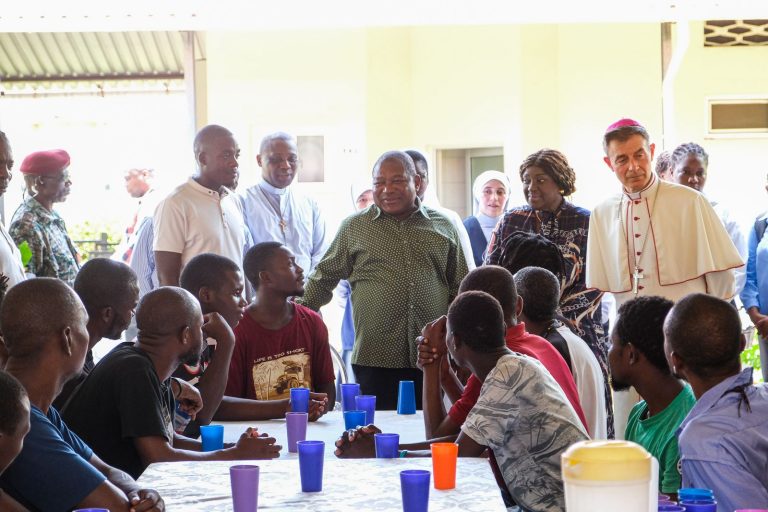Presidente Filipe Nyusi visita Casa Mateus 25 em Maputo