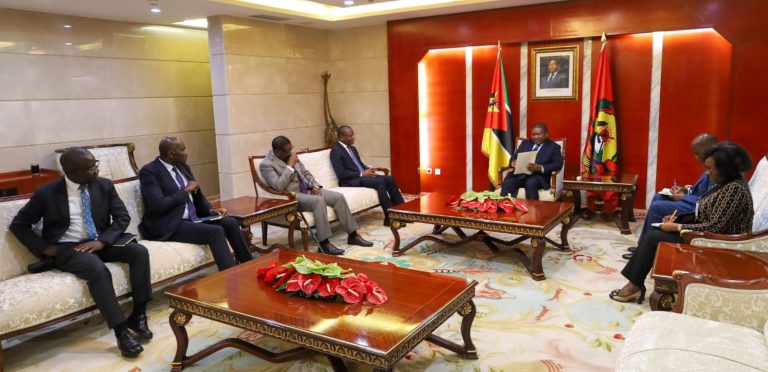 Presidente moçambicano, Filipe Nyusi (direita), recebe em audiência Adão de Almeida enviado especial de seu homólogo angolano