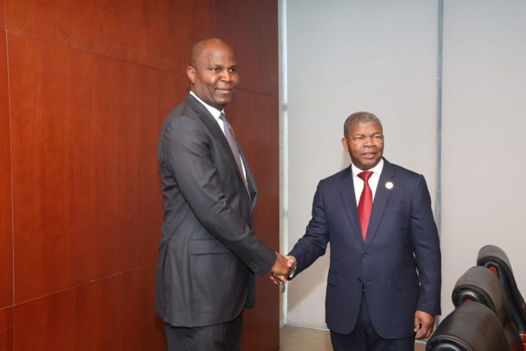 Estadista moçambicano, Daniel Chapo (esquerda), com o homólogo angolano, João Lourenço, à margem da Cimeira dos Chefes de Estado e de Governo da União Africana, em Adis Abeba, capital etíope