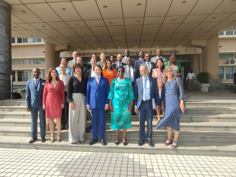 Ministra Maria Manuela Lucas na foto família com embaixadores europeus