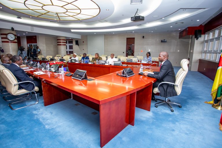 PR Chapo reune-se com partidos politicos com maior assentos nas Assembleias da Republica, Provinciais e Municipais-7